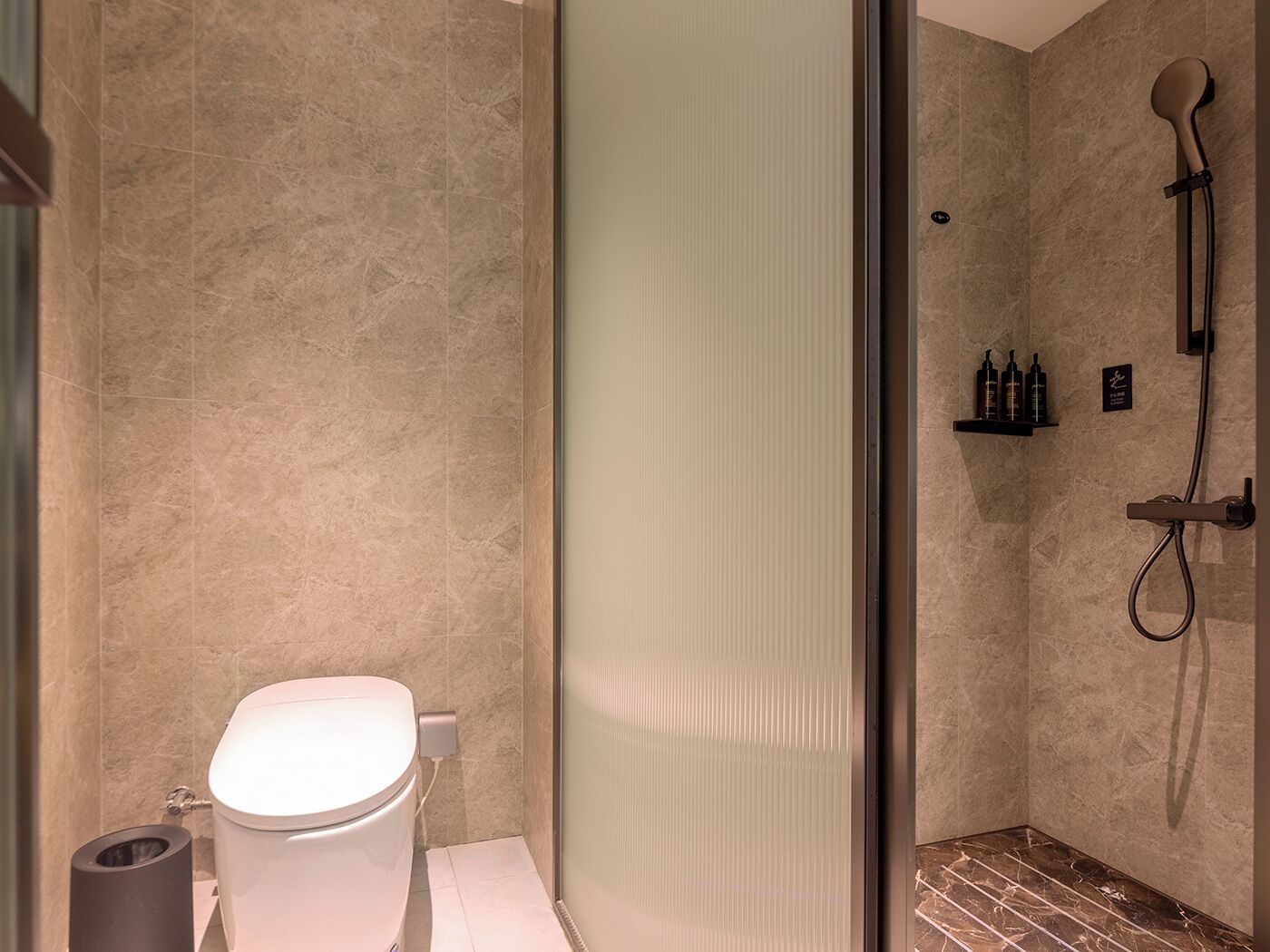 Hydromassage showerhead, slippers, towels