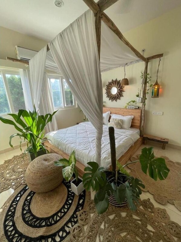 4 bedrooms, iron/ironing board, WiFi, bed sheets
