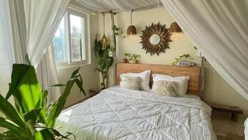 4 bedrooms, iron/ironing board, WiFi, bed sheets