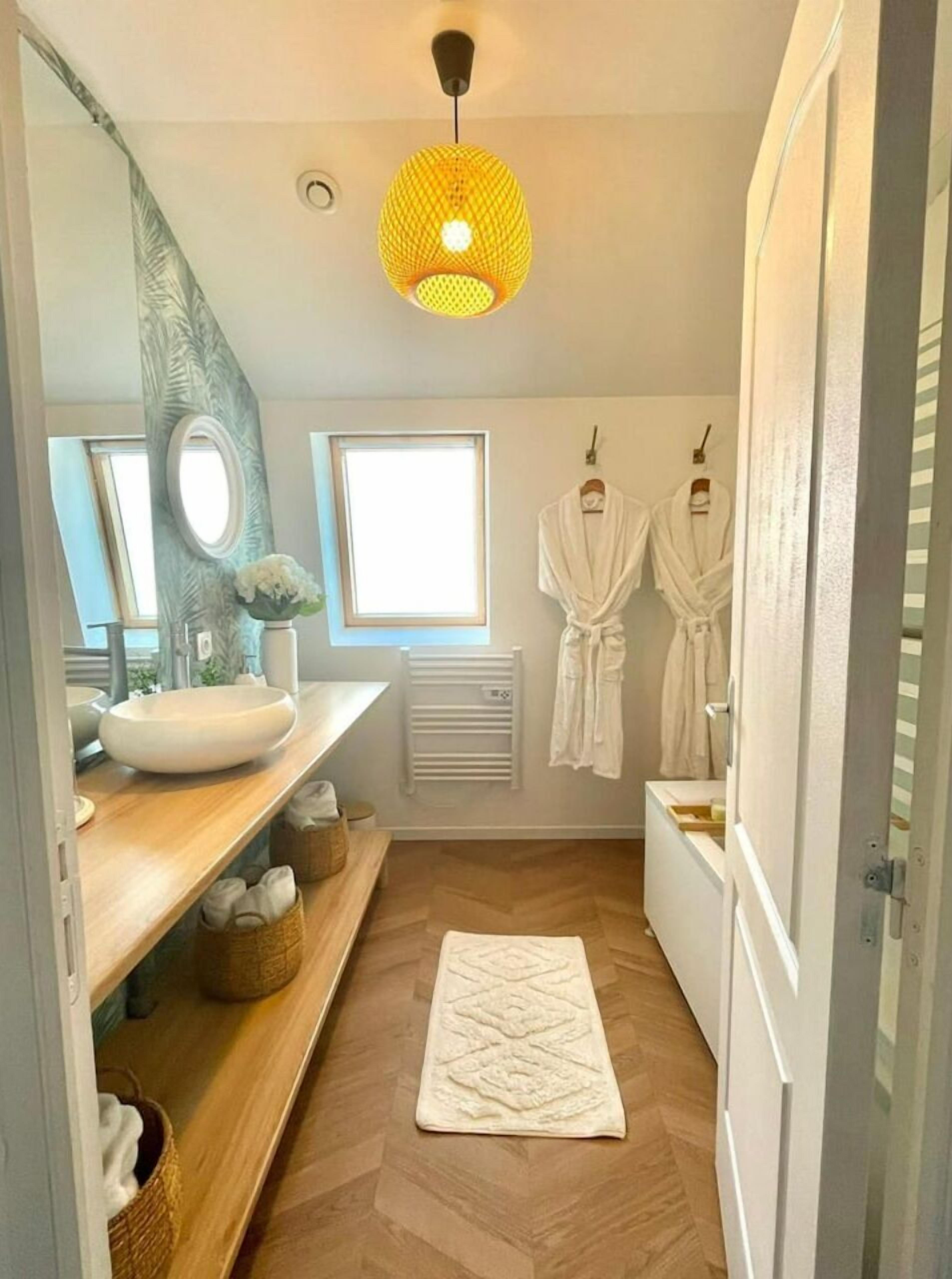 Secador de pelo, toallas, jabón y champú