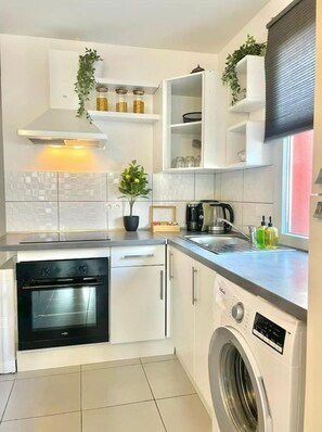 Jääkaappi, mikroaaltouuni, uuni, liesi