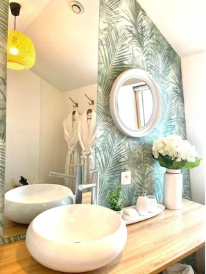 Secador de cabelo, toalhas de banho, sabonete, shampoo