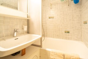 Baignoire, sèche-cheveux