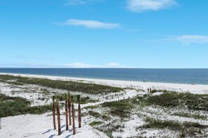 Casa, várias camas (Pelican Roost E) | Praia | Na praia 