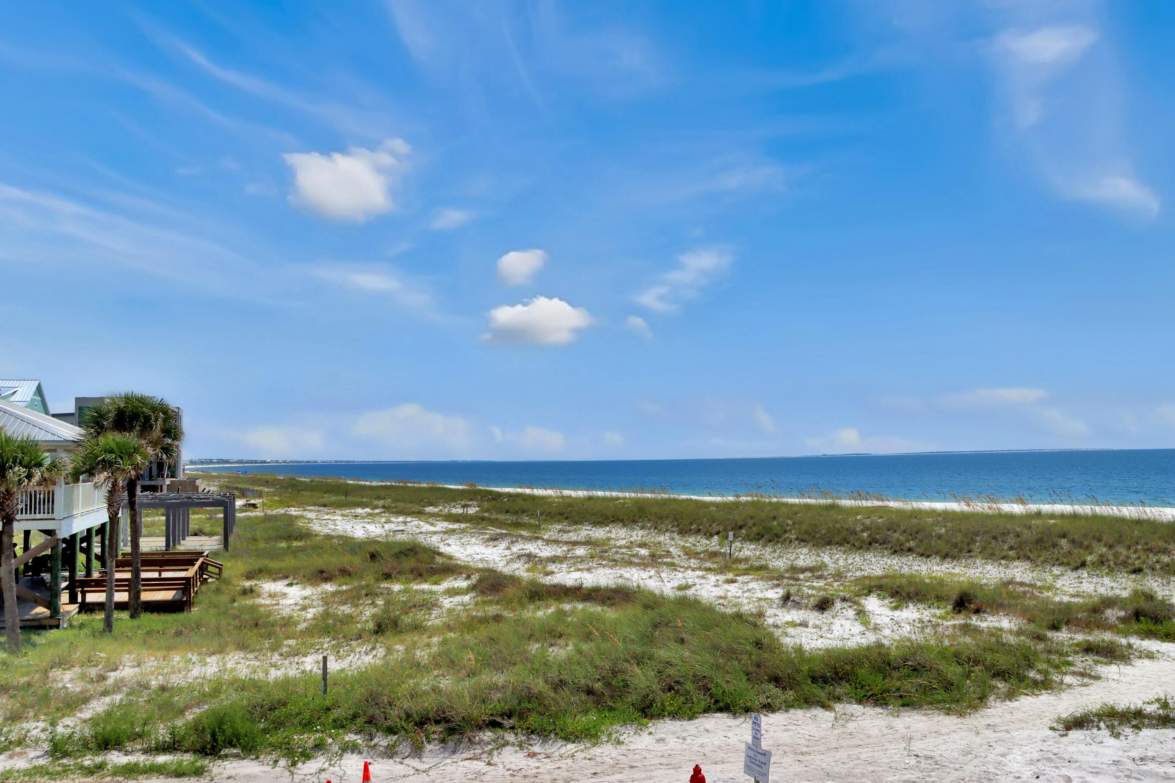 Ein Strand mit einer Holzkonstruktion und einem Schild.