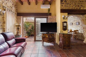 TV - Holiday Home 'Siglo 16 Denia' with Private Terrace, Wi-Fi and Air Conditioning (Denia)