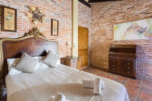 3 chambres, fer et planche à repasser, Wi-Fi, draps fournis