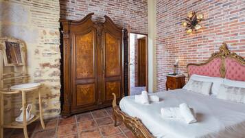 3 habitaciones, tabla de planchar con plancha, wifi y ropa de cama