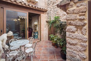 Outdoor dining - Holiday Home 'Siglo 16 Denia' with Private Terrace, Wi-Fi and Air Conditioning (Denia)