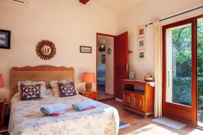 2 bedrooms, iron/ironing board, free WiFi - Holiday Apartment "Les Cigales" with Mountain View, Private Garden & Wi-Fi (Ceyreste)