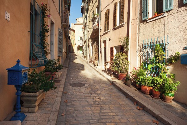 Property grounds - Holiday Apartment "Les Cigales" with Mountain View, Private Garden & Wi-Fi (Ceyreste)