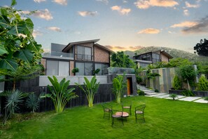 Outdoor dining - The Lake Edge Villa (Udaipur)