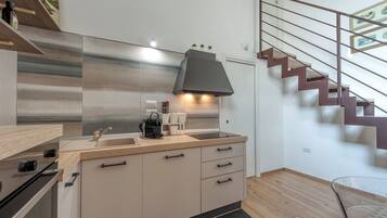 Kühlschrank, Mikrowelle, Ofen, Herdplatte