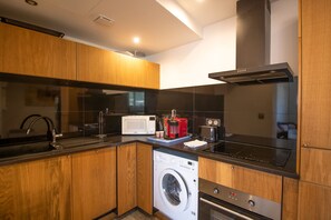 Frigorífico, microondas, horno y placa de cocina