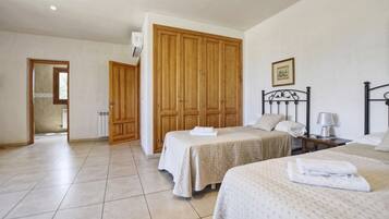 5 bedrooms, iron/ironing board, free WiFi, bed sheets