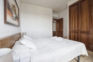 5 bedrooms, iron/ironing board, free WiFi, bed sheets
