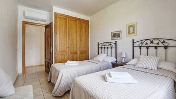 5 soverom, strykejern/-brett, wi-fi (inkludert) og sengetøy