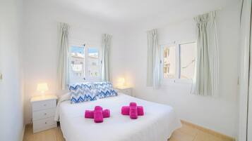 3 slaapkamers, een strijkplank/strijkijzer, gratis wifi, beddengoed