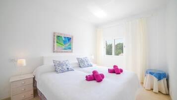 3 slaapkamers, een strijkplank/strijkijzer, gratis wifi, beddengoed