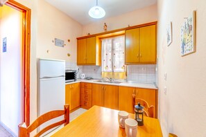 Een koelkast, een oven, een kookplaat, een koffiezetapparaat/waterkoker