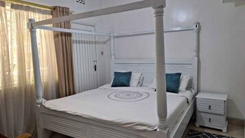 4 bedrooms, desk, iron/ironing board, WiFi