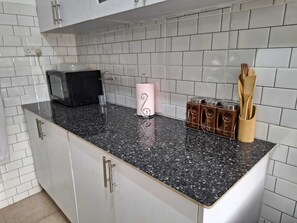 Fridge, microwave, oven, coffee/tea maker - 4 bedroom, cosy hidden gem near Aga Khan University Hospital in Parklands (Nairobi)