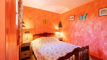 5 bedrooms, iron/ironing board, free WiFi, bed sheets