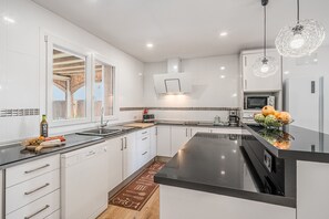 Fridge, microwave, stovetop, dishwasher