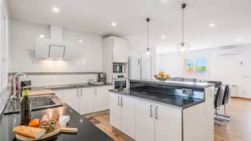 Een koelkast, een magnetron, een kookplaat, een vaatwasser