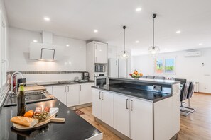 Kjøleskap, mikrobølgeovn, kokeplater og oppvaskmaskin