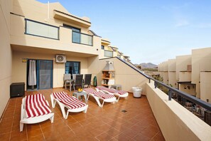 Outdoor dining - Casa Otoño – Holiday Home with Sea View, Private Terrace and Wi-Fi (La Lajita)