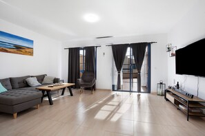 TV - Casa Otoño – Holiday Home with Sea View, Private Terrace and Wi-Fi (La Lajita)