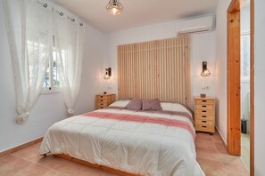 2 bedrooms, iron/ironing board, free WiFi, bed sheets - Holiday Home 'Tower House' with Sea View, Wi-Fi and Air Conditioning (Competa)