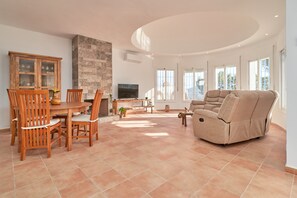 TV, fireplace - Holiday Home 'Tower House' with Sea View, Wi-Fi and Air Conditioning (Competa)