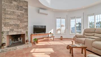 TV, fireplace