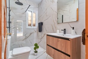 Shower, hair dryer, towels - Holiday Home 'Tower House' with Sea View, Wi-Fi and Air Conditioning (Competa)