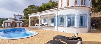 Holiday Home 'Tower House' with Sea View, Wi-Fi and Air Conditioning