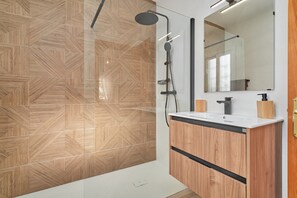 Douche, séchoir à cheveux, serviettes fournies