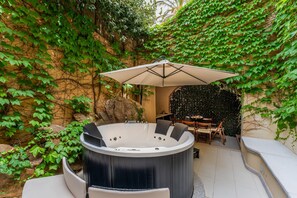 Outdoor spa tub - Vacation Home "Villa Rokkaria" with Private Terraces, Shared Tennis Court & Wi-Fi (Villasimius)