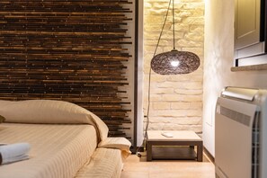 3 bedrooms, iron/ironing board, free WiFi, bed sheets - Vacation Home "Villa Rokkaria" with Private Terraces, Shared Tennis Court & Wi-Fi (Villasimius)