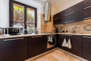 Fridge, microwave, oven, stovetop - Vacation Home "Villa Rokkaria" with Private Terraces, Shared Tennis Court & Wi-Fi (Villasimius)