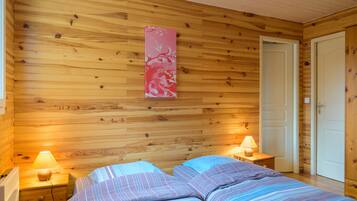 4 bedrooms, free WiFi, bed sheets