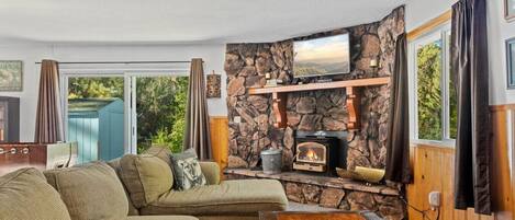 Télévision, cheminée, lecteur de DVD, baby-foot