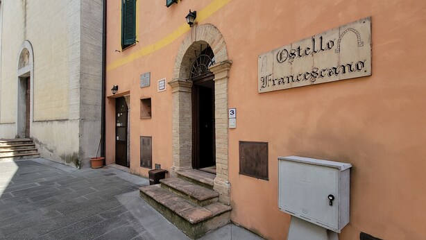 Un edificio con un cartel que dice "Ostello Francescano".