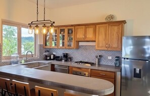 Réfrigérateur, un four, surface de cuisson, lave-vaisselle