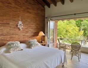 3 makuuhuonetta, tallelokero huoneessa, silitysrauta/-lauta