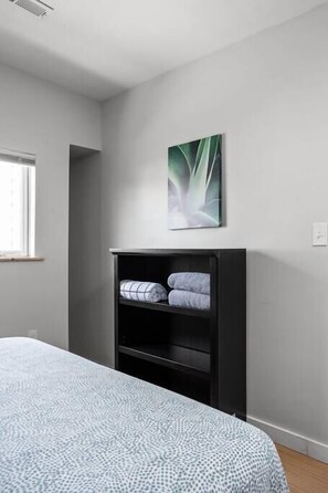 4 bedrooms, iron/ironing board, WiFi, bed sheets - Children's Museum Top Floor Home (Indianapolis)