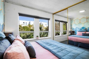 2 bedrooms, desk, iron/ironing board, WiFi - Ray's Place by the Riverside (Glenelg North)