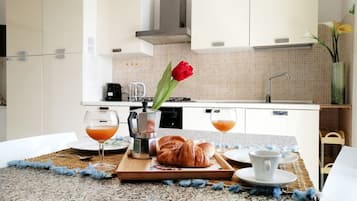 Kühlschrank, Ofen, Herdplatte, Wasserkocher mit Kaffee-/Teezubehör