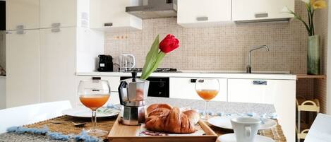 Kylskåp, ugn, spishäll och kaffe- och tebryggare